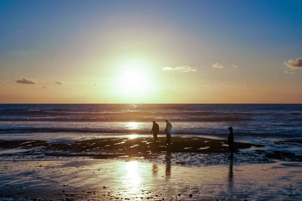 Silhueta Pessoas Desfrutando Caminhando Durante Momento Pacífico Pôr Sol Céu — Fotografia de Stock