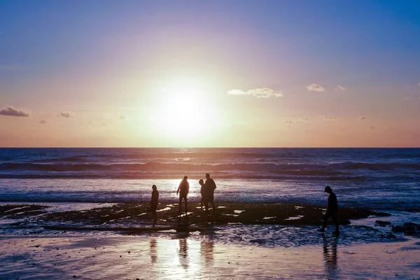 Silhueta Pessoas Desfrutando Caminhando Durante Momento Pacífico Pôr Sol Céu — Fotografia de Stock