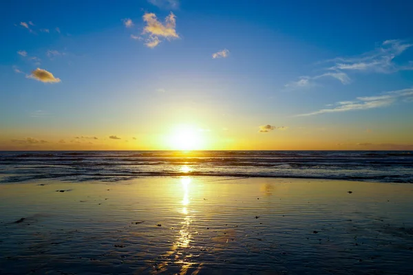 Deniz üzerinde güzel renkli günbatımı, alacakaranlık zaman güzel gökyüzü ve denizde yansıma.