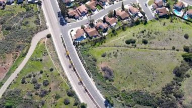 San Diego kırsal par araba ile yolun havadan üst görünümü Black Mountain sonraki, Kaliforniya, ABD. Zengin villa ile çevrili yeşil alanda küçük karayolu yolu üzerinde uçan yol gezisi.