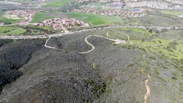 Luftaufnahme Des Schwarzen Berges Des Karmeltals Mit Vorort Nachbarschaft Und — Stockvideo