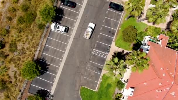 住宅停车场汽车驾驶的鸟瞰图 — 图库视频影像