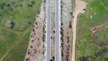 San Diego kırsal par araba ile yolun havadan üst görünümü Black Mountain sonraki, Kaliforniya, ABD. Zengin villa ile çevrili yeşil alanda küçük karayolu yolu üzerinde uçan yol gezisi.