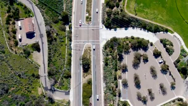サンディエゴの次のブラックマウンテン カリフォルニア州 アメリカ合衆国の田舎のパーで運転する車と道路の空中トップビュー 裕福な別荘に囲まれた緑地の小さな高速道路の上を飛ぶロードトリップ — ストック動画