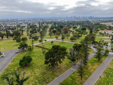 Greenwood Memorial Park & Mortuary 'nin havadan görünüşü. Memorial heykeli, cenaze, mezarlık, San Diego, Kaliforniya, ABD 'de yakma. 