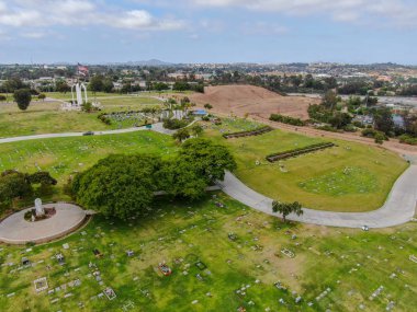 Greenwood Memorial Park & Mortuary 'nin havadan görünüşü. Amerikan bayrağı ile anıt heykeli. Cenaze, San Diego, Kaliforniya, ABD 'de mezarlık. 06/18/2019