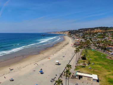 Güzel küçük dalgalar, arka planda güzel villalar ve güneşin tadını turist ile La Jolla kıyı şeridihavadan görünümü. La Jolla, San Diego, Kaliforniya, Amerika. Pasifik Okyanusu ile Plaj.