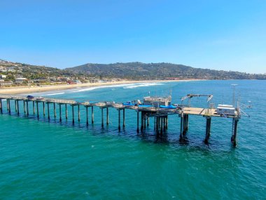 Oşinografi scripps iskele enstitüsü havadan görünümü, La Jolla, San Diego, California, ABD. Araştırma iskelesi okyanus koşulları ve deniz biyolojisi üzerinde çalışmak için kullanılır. Sahilde lüks villa ile İskele.