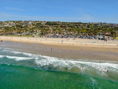 Güzel küçük dalgalar, arka planda güzel villalar ve güneşin tadını turist ile La Jolla kıyı şeridihavadan görünümü. La Jolla, San Diego, Kaliforniya, Amerika. Pasifik Okyanusu ile Plaj.