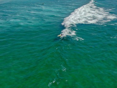 La Jolla, San Diego, California, Abd'de güzel mavi suda bekleyen, kürek çeken ve dalgaların tadını çıkaran sörfçülerin havadan görünümü. 