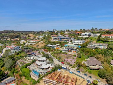 La Jolla havadan görünümü küçük kıyı şeridi şehir ile güzel güzel zengin Villa Yüzme havuzlu. La Jolla, San Diego, Kaliforniya, ABD. West coast gayrimenkul geliştirme.