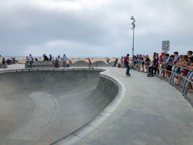 Venedik Beach Skateboarder onları izlerken kalabalık ile paten Park Havuzu. Venice Beach, Kaliforniya, ABD 'de ünlü turistik cazibe. 