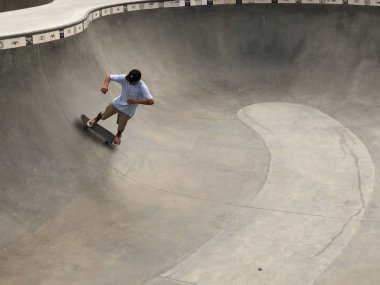 Venice Beach Skate Park havuzunda Skateboarder. Venice Beach, Kaliforniya, ABD 'de ünlü turistik cazibe