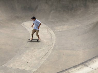 Venice Beach Skate Park havuzunda Skateboarder. Venice Beach, Kaliforniya, ABD 'de ünlü turistik cazibe