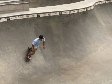 Venice Beach Skate Park havuzunda Skateboarder. Venice Beach, Kaliforniya, ABD 'de ünlü turistik cazibe