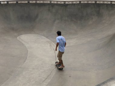 Venice Beach Skate Park havuzunda Skateboarder. Venice Beach, Kaliforniya, ABD 'de ünlü turistik cazibe