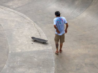 Venice Beach Skate Park havuzunda Skateboarder. Venice Beach, Kaliforniya, ABD 'de ünlü turistik cazibe