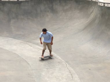 Venice Beach Skate Park havuzunda Skateboarder. Venice Beach, Kaliforniya, ABD 'de ünlü turistik cazibe