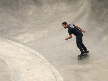 Venice Beach Skate Park havuzunda Skateboarder. Venice Beach, Kaliforniya, ABD 'de ünlü turistik cazibe