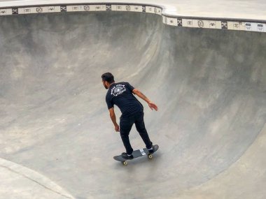 Venice Beach Skate Park havuzunda Skateboarder. Venice Beach, Kaliforniya, ABD 'de ünlü turistik cazibe