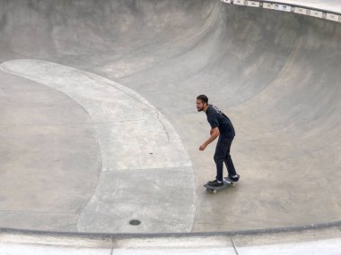 Venice Beach Skate Park havuzunda Skateboarder. Venice Beach, Kaliforniya, ABD 'de ünlü turistik cazibe