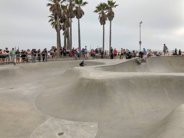Venedik Beach Skateboarder onları izlerken kalabalık ile paten Park Havuzu. Venice Beach, Kaliforniya, ABD 'de ünlü turistik cazibe. 