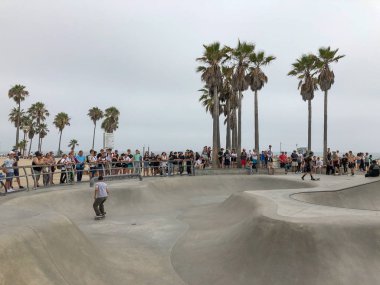 Venedik Beach Skateboarder onları izlerken kalabalık ile paten Park Havuzu. Venice Beach, Kaliforniya, ABD 'de ünlü turistik cazibe. 