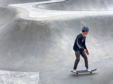 Venice Beach Skate Park havuzunda Skateboarder. Venice Beach, Kaliforniya, ABD 'de ünlü turistik cazibe