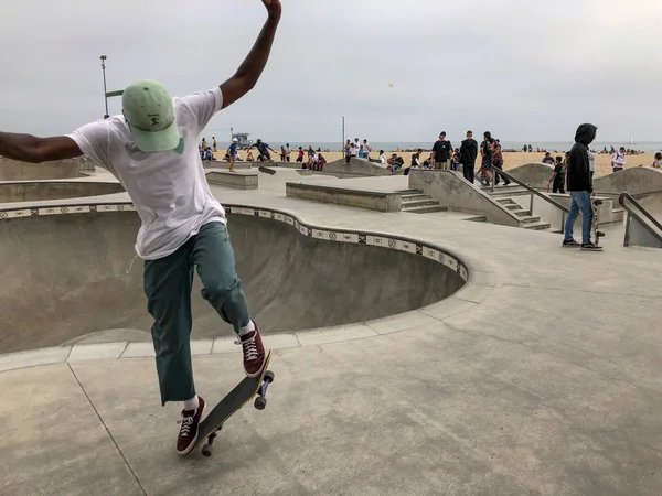 Skateboarder Venice Beach Skatepark Pool Met Menigte Kijken Beroemde Toeristische — Stockfoto