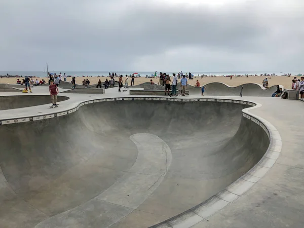 Skateboarder Venice Beach Skate Park Pool Con Multitud Observándolos Famosa — Foto de Stock