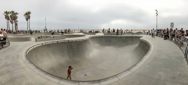 Skateboarder Venice Beach Skate Park Piscina Con Folla Guardarli Famosa — Foto Stock