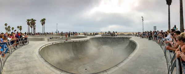 Skateboarder Venice Beach Skate Park Piscina Con Folla Guardarli Famosa — Foto Stock