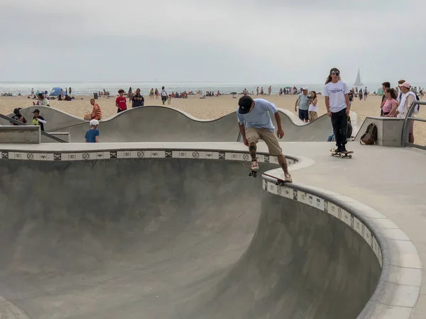 Skateboarder Venezianischen Strand Skatepark Pool Mit Menschenmassen Beobachten Sie Berühmte — Stockfoto