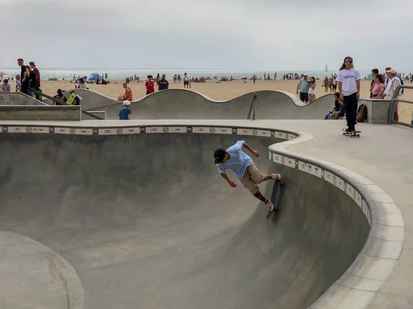 Skateboarder Venice Beach Skatepark Pool Met Menigte Kijken Beroemde Toeristische — Stockfoto