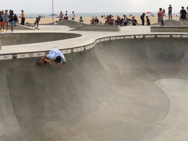 Skateboarder Venice Beach Skate Park Piscina Con Folla Guardarli Famosa — Foto Stock