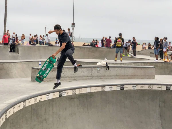 Skateboarder Venice Beach Skate Park Piscina Con Folla Guardarli Famosa — Foto Stock