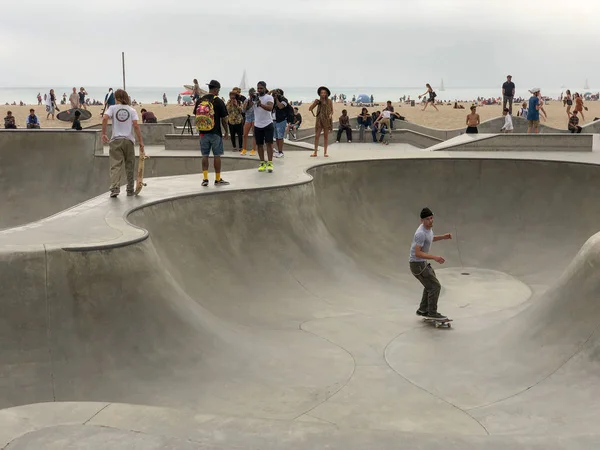 Skateboarder Venezianischen Strand Skatepark Pool Mit Menschenmassen Beobachten Sie Berühmte — Stockfoto