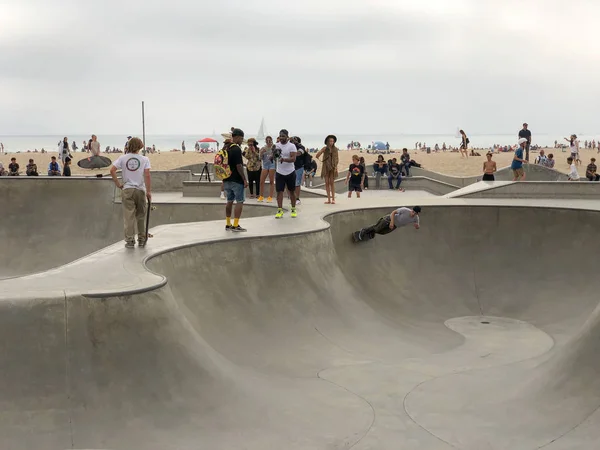 Skateboarder Venice Beach Skatepark Pool Met Menigte Kijken Beroemde Toeristische — Stockfoto