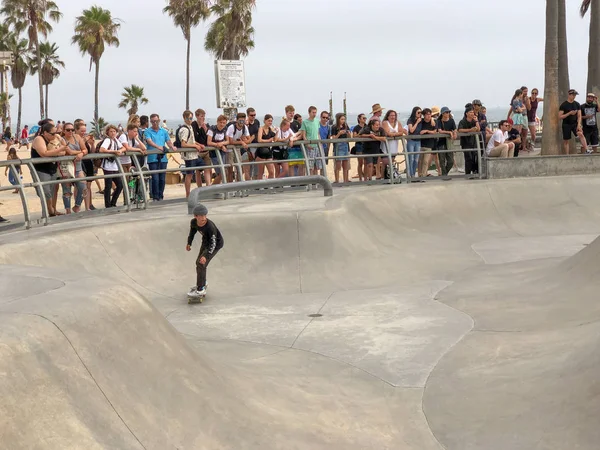 Skateboarder Venice Beach Skate Park Piscina Con Folla Guardarli Famosa — Foto Stock