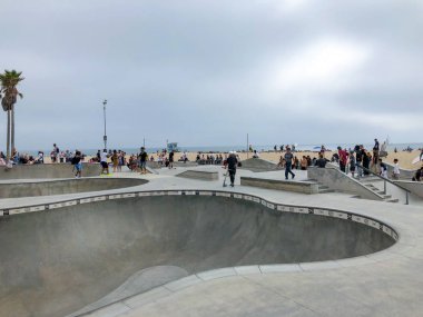 Venedik Beach Skateboarder onları izlerken kalabalık ile paten Park Havuzu. Venice Beach, Kaliforniya, ABD 'de ünlü turistik cazibe. 