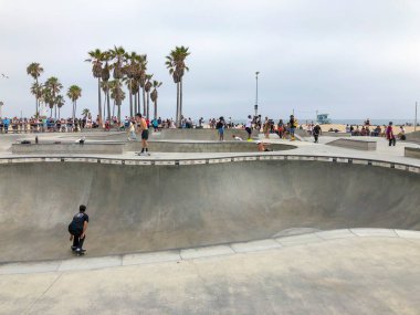 Venedik Beach Skateboarder onları izlerken kalabalık ile paten Park Havuzu. Venice Beach, Kaliforniya, ABD 'de ünlü turistik cazibe. 
