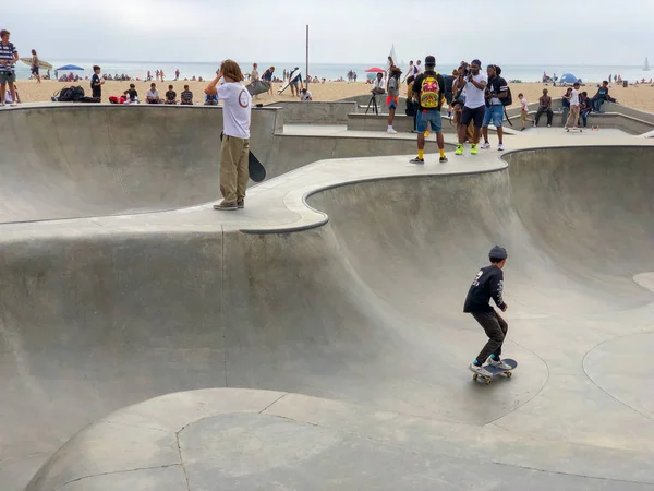 Skateboarder Venezianischen Strand Skatepark Pool Mit Menschenmassen Beobachten Sie Berühmte — Stockfoto