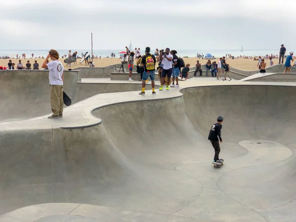 Skateboarder Venice Beach Skatepark Pool Met Menigte Kijken Beroemde Toeristische — Stockfoto