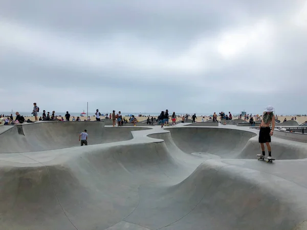 Skateboarder Venice Beach Skate Park Piscine Avec Foule Les Regardant — Photo