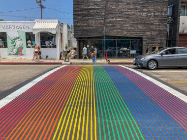 Abbot Kinney Bulvarı 'nda gökkuşağı gay bayrağı çapraz yürüyüş, Venedik, Los Angeles, ABD. Renkli yaya LGBT çapraz yürüyüş.