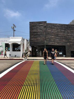Abbot Kinney Bulvarı 'nda gökkuşağı gay bayrağı çapraz yürüyüş, Venedik, Los Angeles, ABD. Renkli yaya LGBT çapraz yürüyüş.