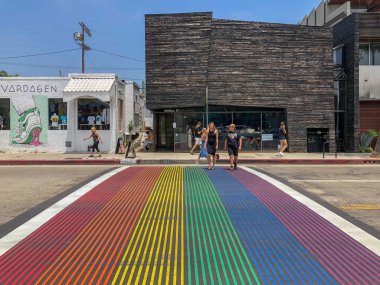 Abbot Kinney Bulvarı 'nda gökkuşağı gay bayrağı çapraz yürüyüş, Venedik, Los Angeles, ABD. Renkli yaya LGBT çapraz yürüyüş.