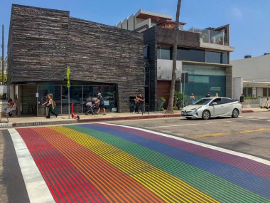 Abbot Kinney Bulvarı 'nda gökkuşağı gay bayrağı çapraz yürüyüş, Venedik, Los Angeles, ABD. Renkli yaya LGBT çapraz yürüyüş.