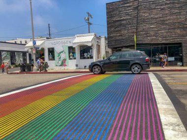 Abbot Kinney Bulvarı 'nda gökkuşağı gay bayrağı çapraz yürüyüş, Venedik, Los Angeles, ABD. Renkli yaya LGBT çapraz yürüyüş.