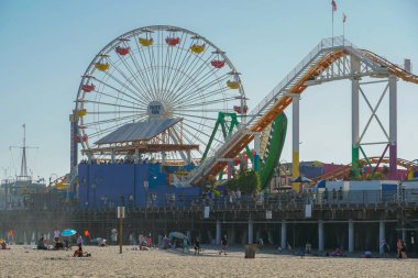 Pacific Park, Santa Monica Iskelesi 'nde bir aile lunaparkı. Los Angeles, Kaliforniya, ABD. Oceanfront eğlence parkı. Ünlü turistik.